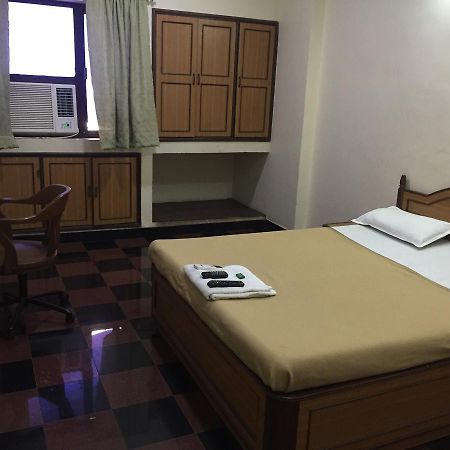 Royale Inn Вапи Екстериор снимка
