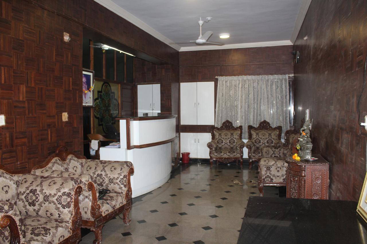 Royale Inn Вапи Екстериор снимка