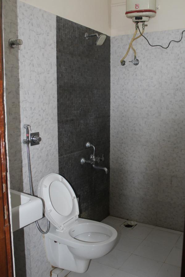 Royale Inn Вапи Екстериор снимка