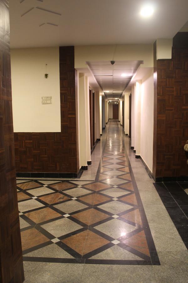 Royale Inn Вапи Екстериор снимка