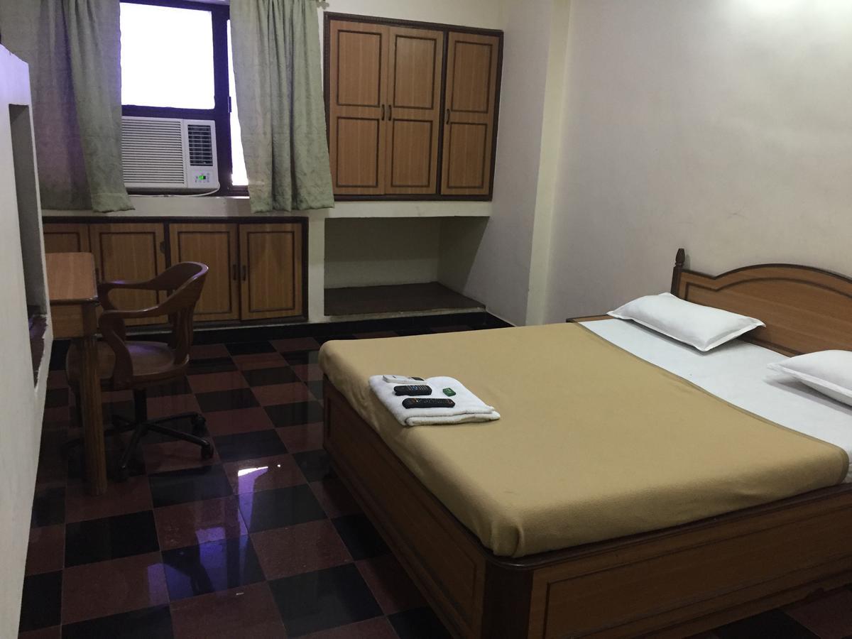Royale Inn Вапи Екстериор снимка