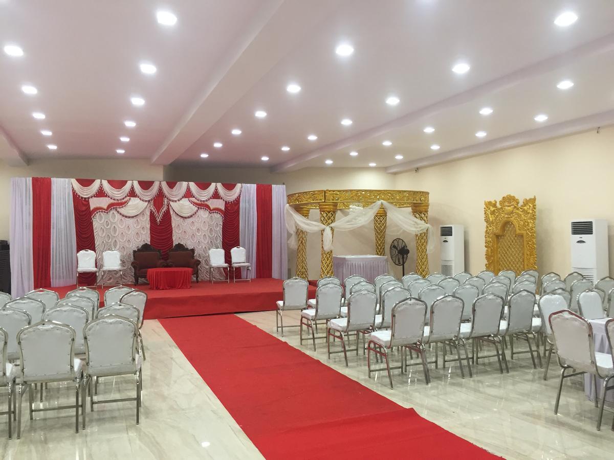 Royale Inn Вапи Екстериор снимка