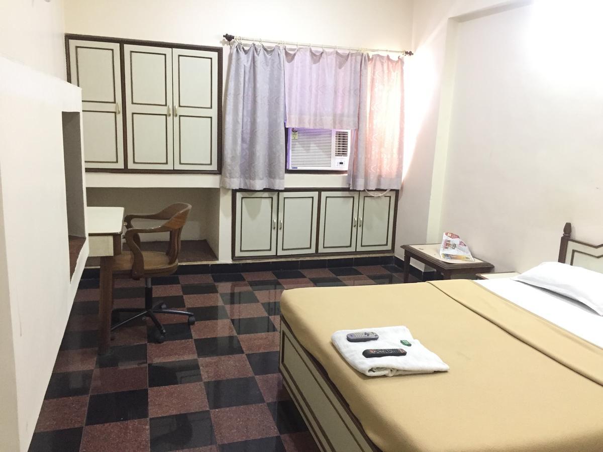 Royale Inn Вапи Екстериор снимка
