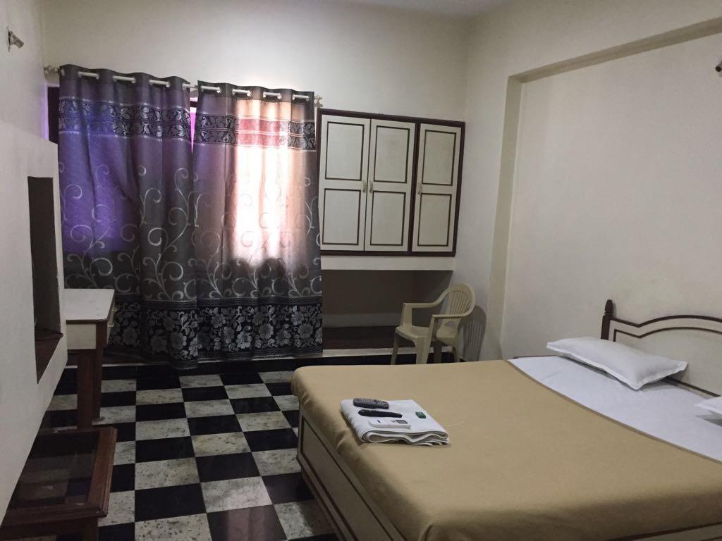 Royale Inn Вапи Екстериор снимка