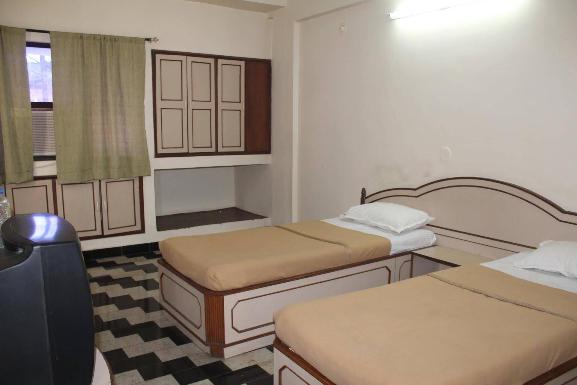 Royale Inn Вапи Екстериор снимка