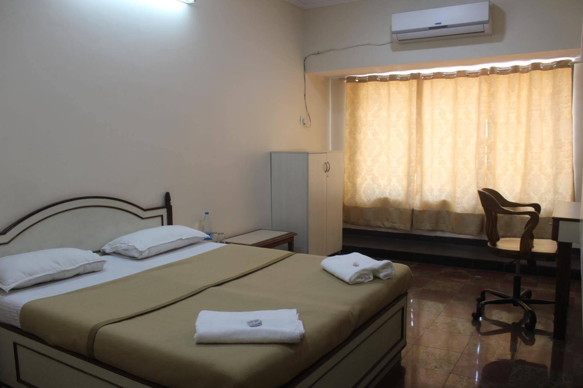 Royale Inn Вапи Екстериор снимка